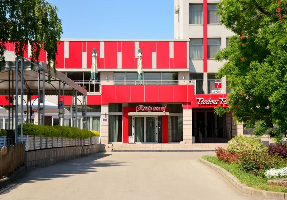 Нова Година в хотел Теодора Палас, Русе! 1 или 2 нощувки на човек със закуски и вечери, едната Празнична + Новогодишна програма с DJ и жива музика, снимка 3