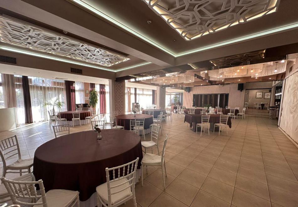 Нова Година в хотел Теодора Палас, Русе! 1 или 2 нощувки на човек със закуски и вечери, едната Празнична + Новогодишна програма с DJ и жива музика, снимка 4