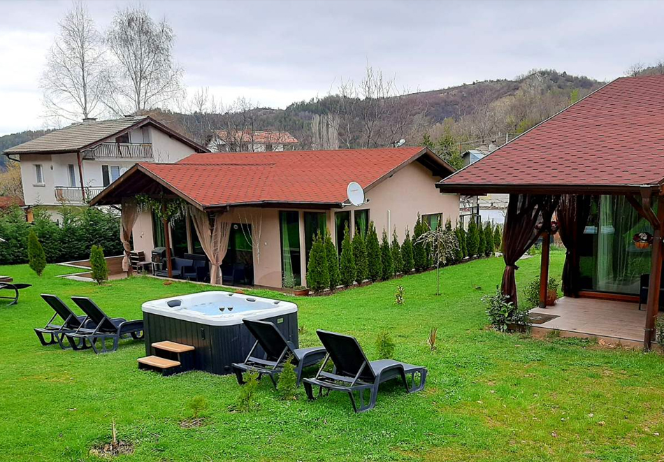 Релакс с външно топло джакузи и сауна в Приказната къщичка на Смърфовете, край Дупница! Нощувка в самостоятелна къщичка за ДВАМА + 2 деца до 11.99г., снимка 3