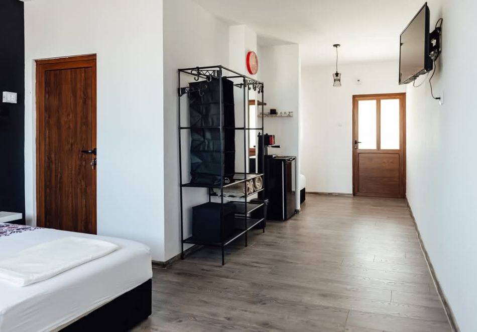 Нощувка за двама, трима  или наем на самостоятелна къща с капацитет 5 човека в къщи за гости Брик, Сапарева баня, снимка 7