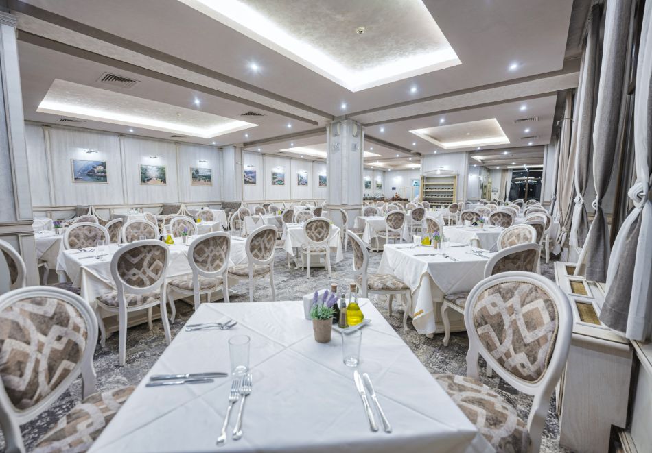 Петзвездна Нова Година във Велинград! 3 или 4 нощувки на човек със закуски и вечери, едната Празнична + богара програма + вътрешен и външен минерален басейн и СПА зона в Макси Парк Хотел и Спа*****! Две деца до 11.99г. БЕЗПЛАТНО!, снимка 16