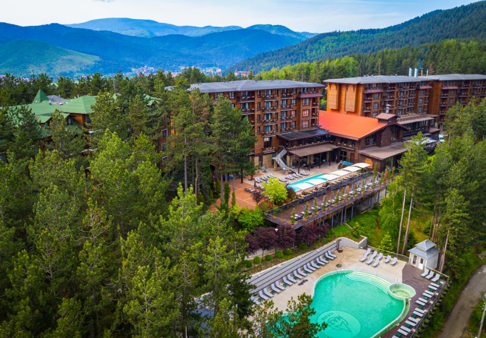 Петзвездна Нова Година във Велинград! 3 или 4 нощувки на човек със закуски и вечери, едната Празнична + богара програма + вътрешен и външен минерален басейн и СПА зона в Макси Парк Хотел и Спа*****! Две деца до 11.99г. БЕЗПЛАТНО!, снимка 2