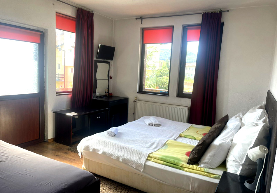 Почивка в Добринище: Нощувка на човек със закуска + топъл басейн от Къща за гости Елит, снимка 15