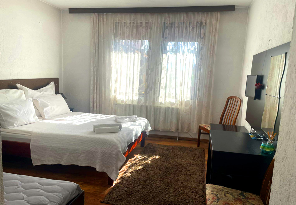 Почивка в Добринище: Нощувка на човек със закуска + топъл басейн от Къща за гости Елит, снимка 14