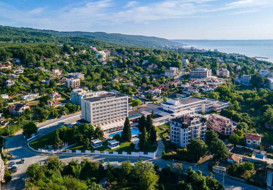 Нощувка на база All inclusive на човек + басейн и паркинг в хотел Детелина***,  район Чайка - Златни Пясъци, снимка 21