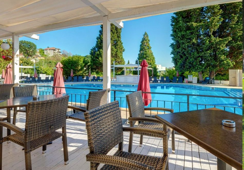 Нощувка на база All inclusive на човек + басейн и паркинг в хотел Детелина***,  район Чайка - Златни Пясъци, снимка 13