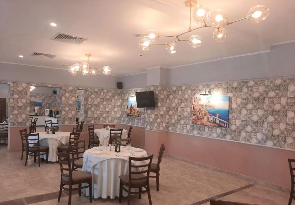 Нощувка на база All inclusive на човек + басейн и паркинг в хотел Детелина***,  район Чайка - Златни Пясъци, снимка 3