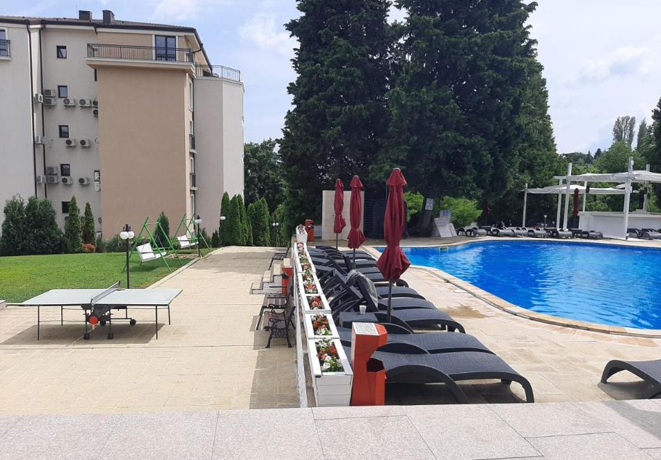 Нощувка на база All inclusive на човек + басейн и паркинг в хотел Детелина***,  район Чайка - Златни Пясъци, снимка 4