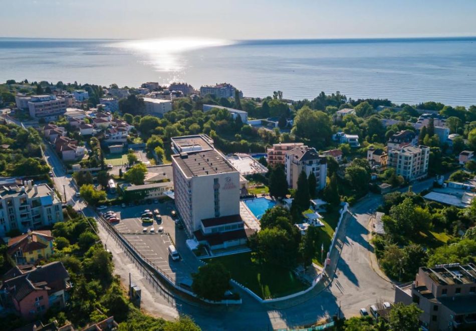 Нощувка на база All inclusive на човек + басейн и паркинг в хотел Детелина***,  район Чайка - Златни Пясъци, снимка 5