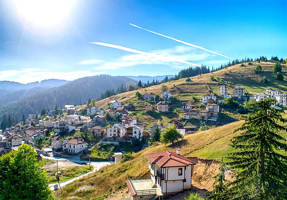 Почивка край Пампорово! Нощувка за 8 възрастни с 2 деца и ползване на трапезария с оборудвана кухня и вана-джакузи от Вила Слънце Мое, с. Проглед, снимка 2