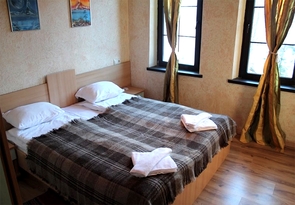 Почивка край Пампорово! Нощувка за 8 възрастни с 2 деца и ползване на трапезария с оборудвана кухня и вана-джакузи от Вила Слънце Мое, с. Проглед, снимка 7