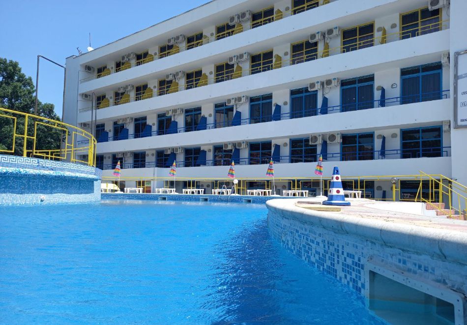 Нощувка за двама или трима на база All inclusive Light + басейн в хотел Карнивал, Златни пясъци, снимка 2