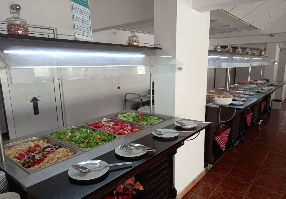 Нощувка за двама или трима на база All inclusive Light + басейн в хотел Карнивал, Златни пясъци, снимка 5