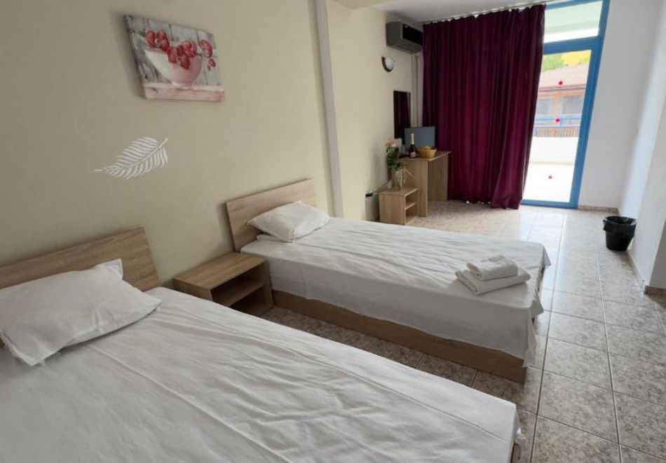Нощувка за двама или трима на база All inclusive Light + басейн в хотел Карнивал, Златни пясъци, снимка 9
