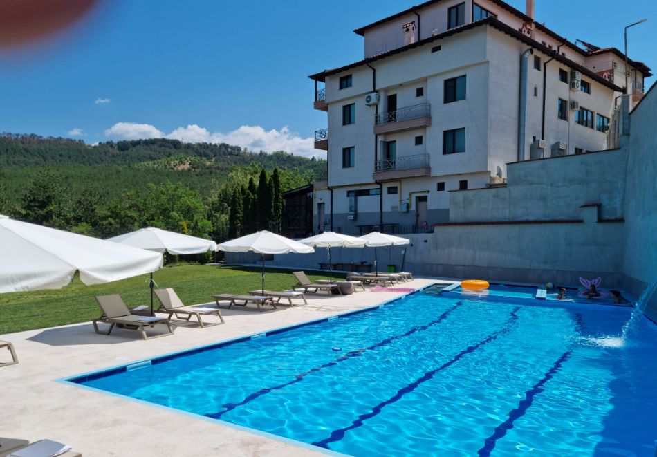 Нощувка със закуска плюс възможност за обяд и вечеря на човек + басейн и релакс зона в хотел Тайм Аут***, Сандански, снимка 4