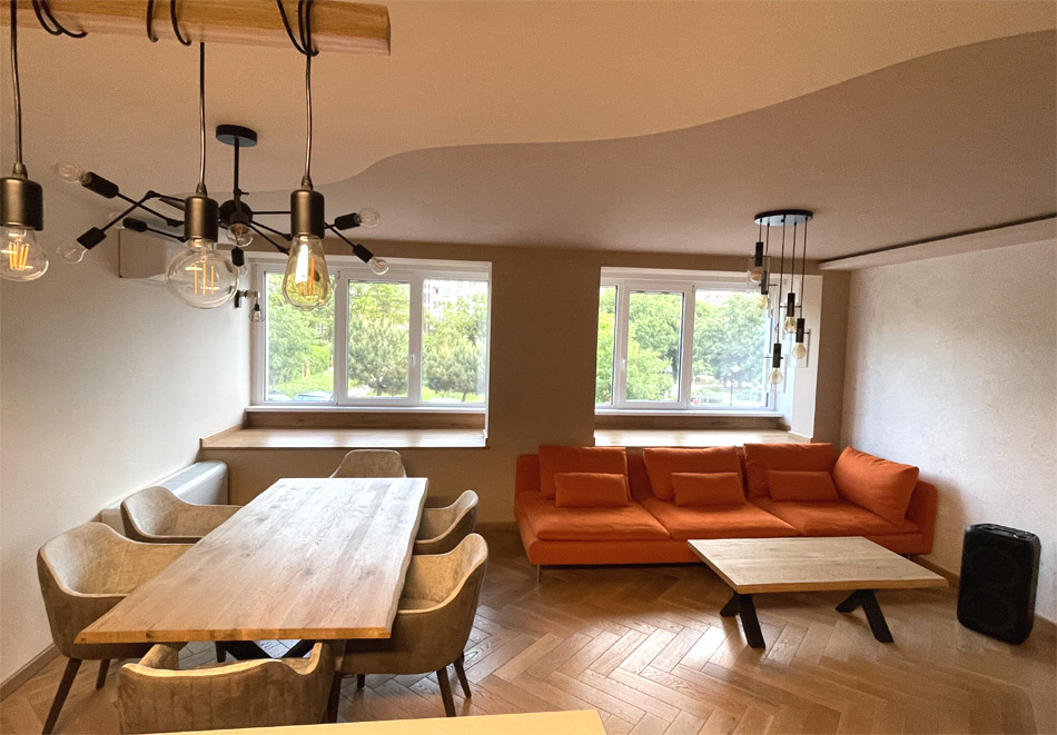 На почивка или по работа – комфорт в центъра на Бургас: Нощувка за двама в уютен Апартамент., снимка 2