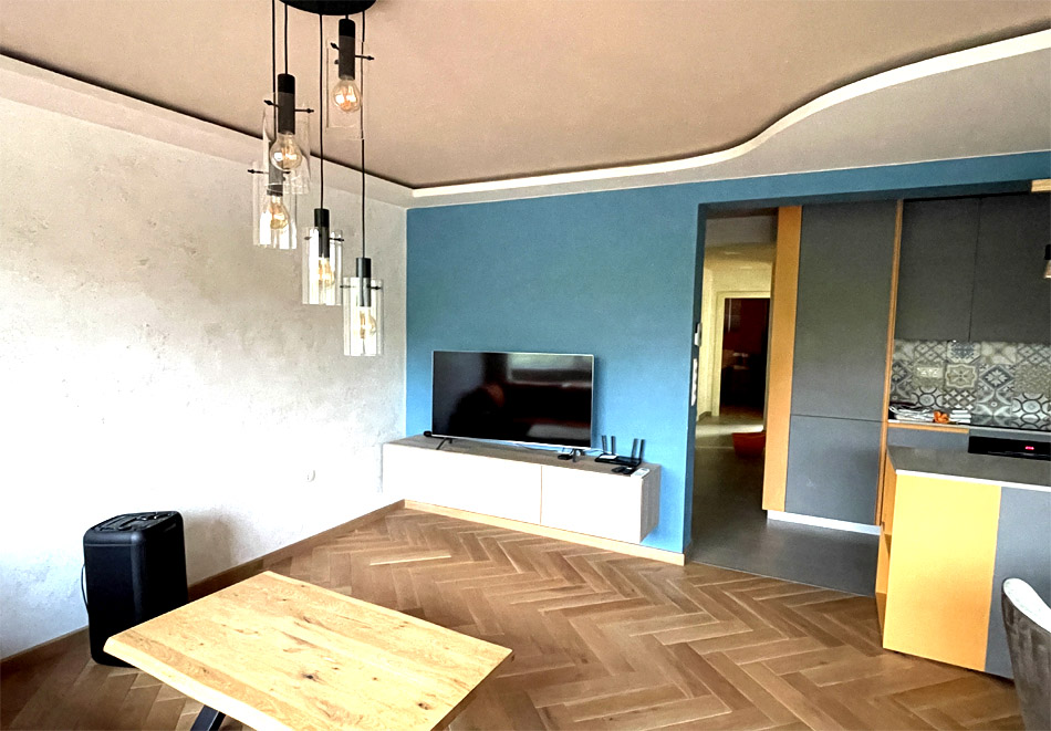 На почивка или по работа – комфорт в центъра на Бургас: Нощувка за двама в уютен Апартамент., снимка 3