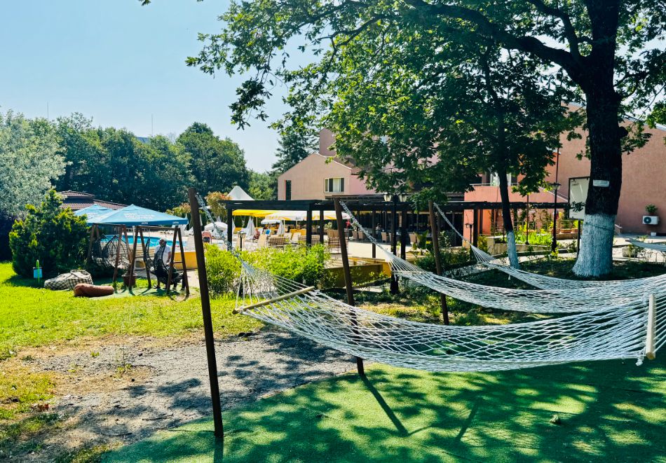 На 100м. от плаж Атлиман! Нощувка на човек на база All inclusive + басейн в хотел Нева, Китен, снимка 16