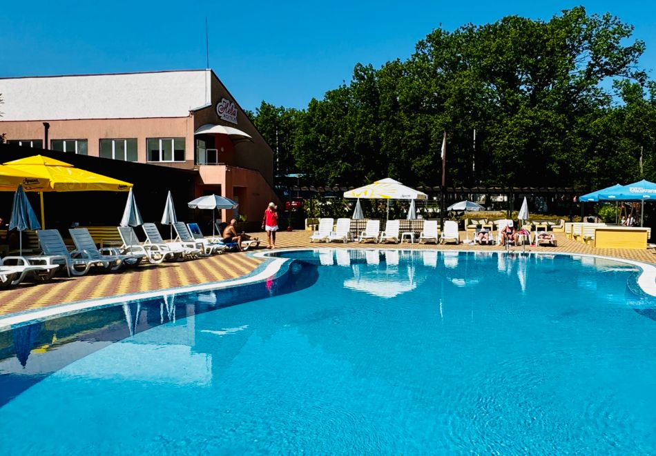 На 100м. от плаж Атлиман! Нощувка на човек на база All inclusive + басейн в хотел Нева, Китен, снимка 14