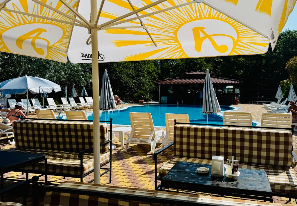 На 100м. от плаж Атлиман! Нощувка на човек на база All inclusive + басейн в хотел Нева, Китен, снимка 12