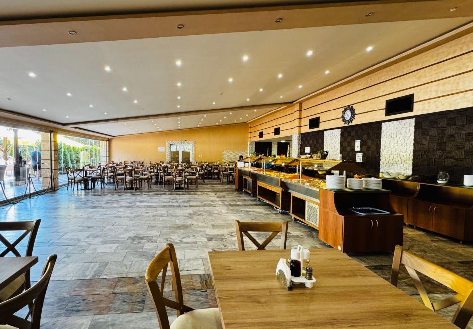 На 100м. от плаж Атлиман! Нощувка на човек на база All inclusive + басейн в хотел Нева, Китен, снимка 8