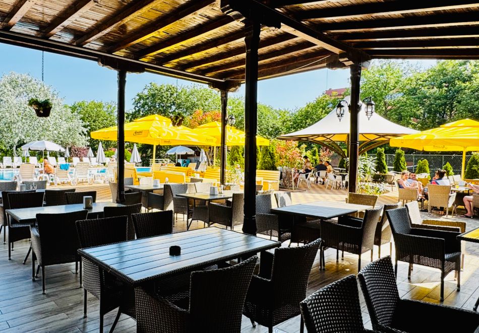 На 100м. от плаж Атлиман! Нощувка на човек на база All inclusive + басейн в хотел Нева, Китен, снимка 7