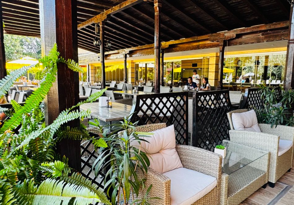 На 100м. от плаж Атлиман! Нощувка на човек на база All inclusive + басейн в хотел Нева, Китен, снимка 6