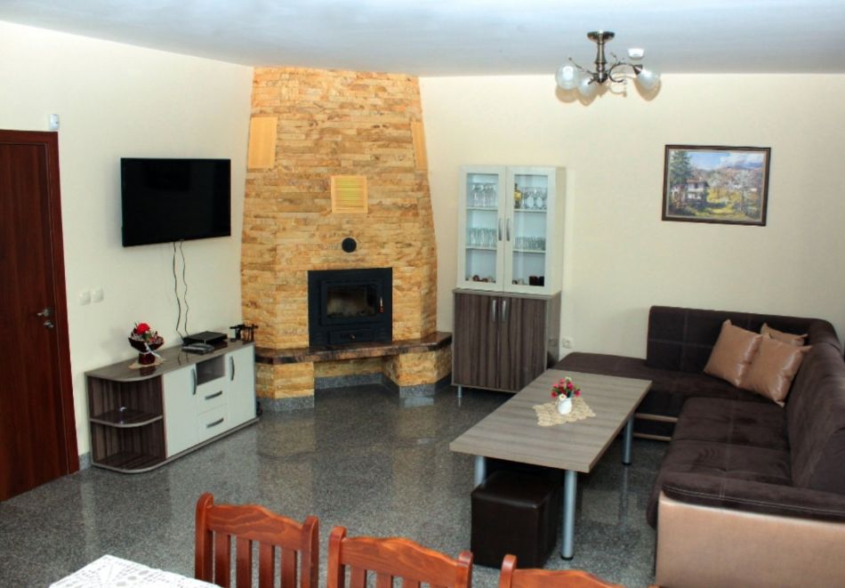 Делник в Цигов Чарк! Нощувка на човек + градинско отопляемо джакузи от Къщи за гости Илиеви, снимка 7