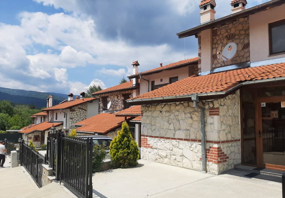 Делник в Цигов Чарк! Нощувка на човек + градинско отопляемо джакузи от Къщи за гости Илиеви, снимка 11