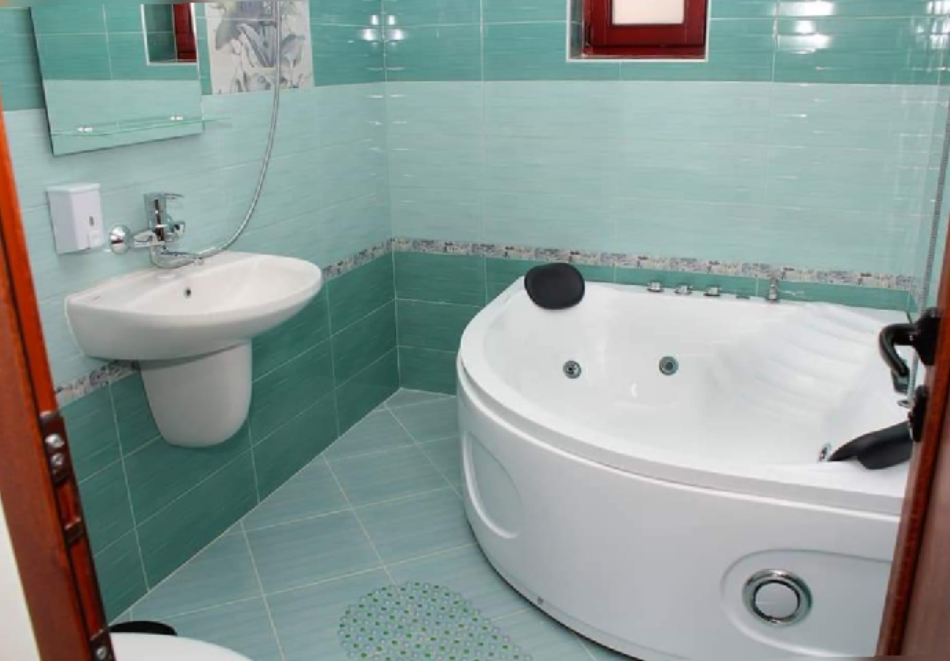 Делник в Цигов Чарк! Нощувка на човек + градинско отопляемо джакузи от Къщи за гости Илиеви, снимка 12