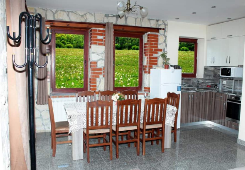 Делник в Цигов Чарк! Нощувка на човек + градинско отопляемо джакузи от Къщи за гости Илиеви, снимка 6