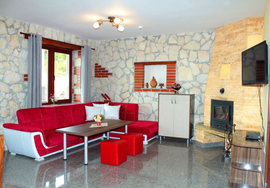 Делник в Цигов Чарк! Нощувка на човек + градинско отопляемо джакузи от Къщи за гости Илиеви, снимка 14