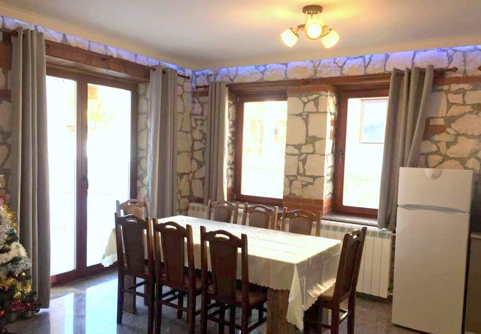 Делник в Цигов Чарк! Нощувка на човек + градинско отопляемо джакузи от Къщи за гости Илиеви, снимка 9