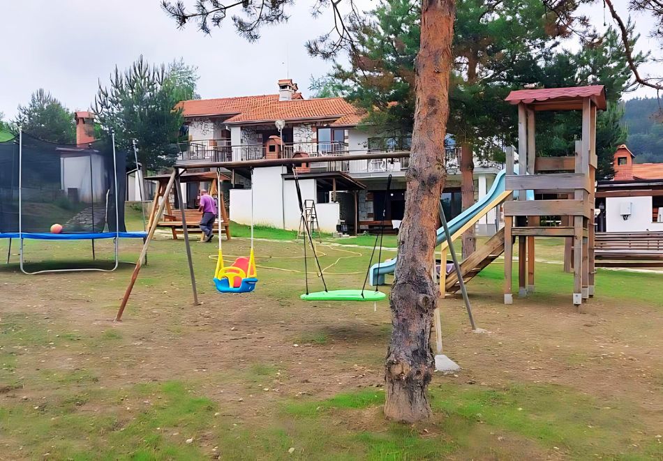 Делник в Цигов Чарк! Нощувка на човек + градинско отопляемо джакузи от Къщи за гости Илиеви, снимка 15