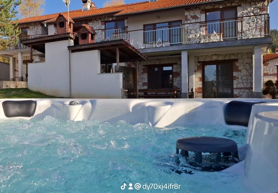 Делник в Цигов Чарк! Нощувка на човек + градинско отопляемо джакузи от Къщи за гости Илиеви, снимка 3