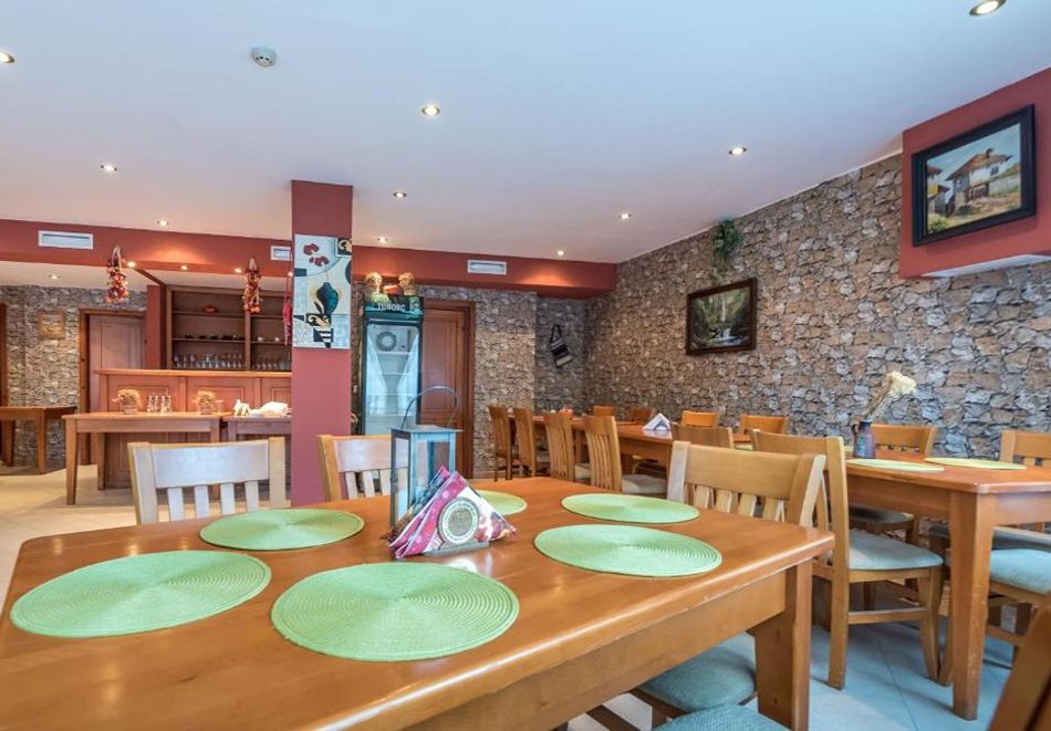 На ски в Банско: Нощувка на човек със закуска + сауна и парна баня в Семеен хотел Лили, снимка 11