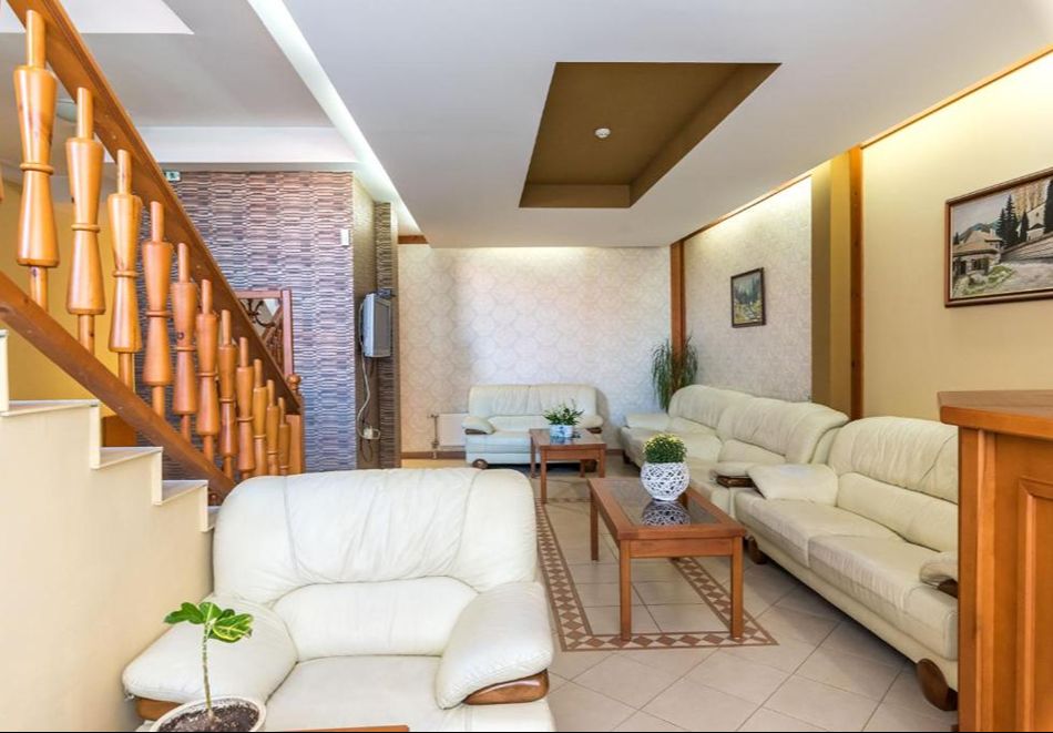 На ски в Банско: Нощувка на човек със закуска + сауна и парна баня в Семеен хотел Лили, снимка 4