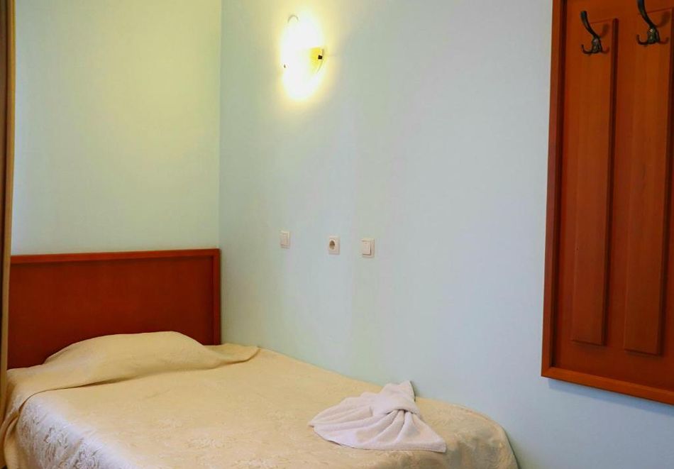 На ски в Банско: Нощувка на човек със закуска + сауна и парна баня в Семеен хотел Лили, снимка 5