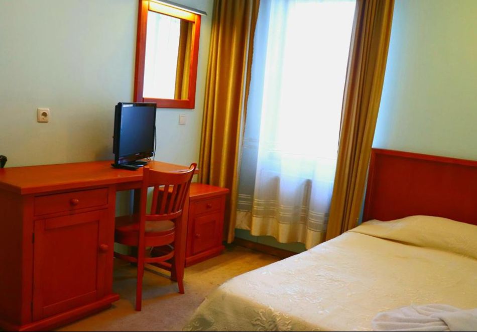 На ски в Банско: Нощувка на човек със закуска + сауна и парна баня в Семеен хотел Лили, снимка 6