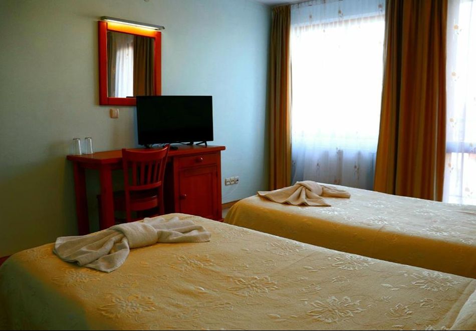 На ски в Банско: Нощувка на човек със закуска + сауна и парна баня в Семеен хотел Лили, снимка 7