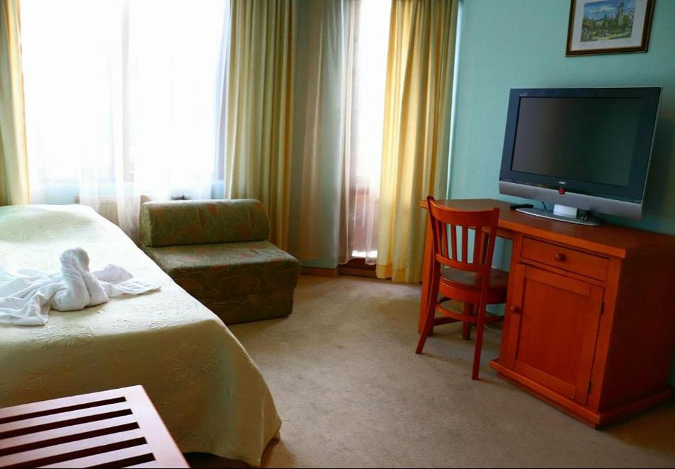 На ски в Банско: Нощувка на човек със закуска + сауна и парна баня в Семеен хотел Лили, снимка 9