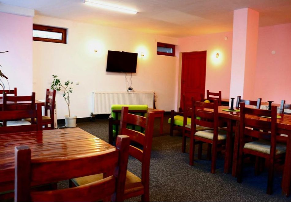 На ски в Банско: Нощувка на човек със закуска + сауна и парна баня в Семеен хотел Лили, снимка 8