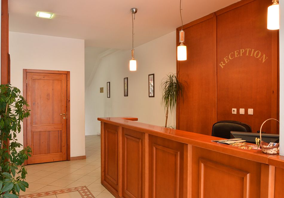 На ски в Банско: Нощувка на човек със закуска + сауна и парна баня в Семеен хотел Лили, снимка 10