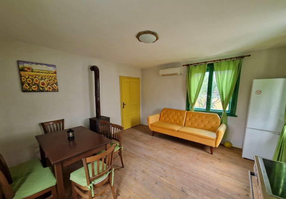 Почивка с компания в Говедарци: Нощувка в самостоятелна къща за 6 човека в Цветна къща Девияни, снимка 7