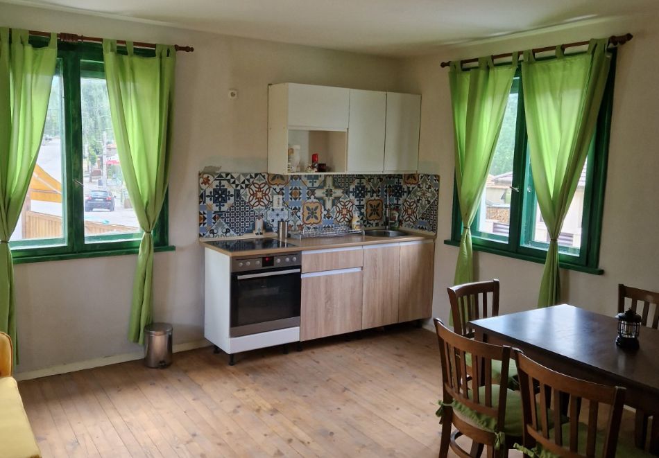 Почивка с компания в Говедарци: Нощувка в самостоятелна къща за 6 човека в Цветна къща Девияни, снимка 6