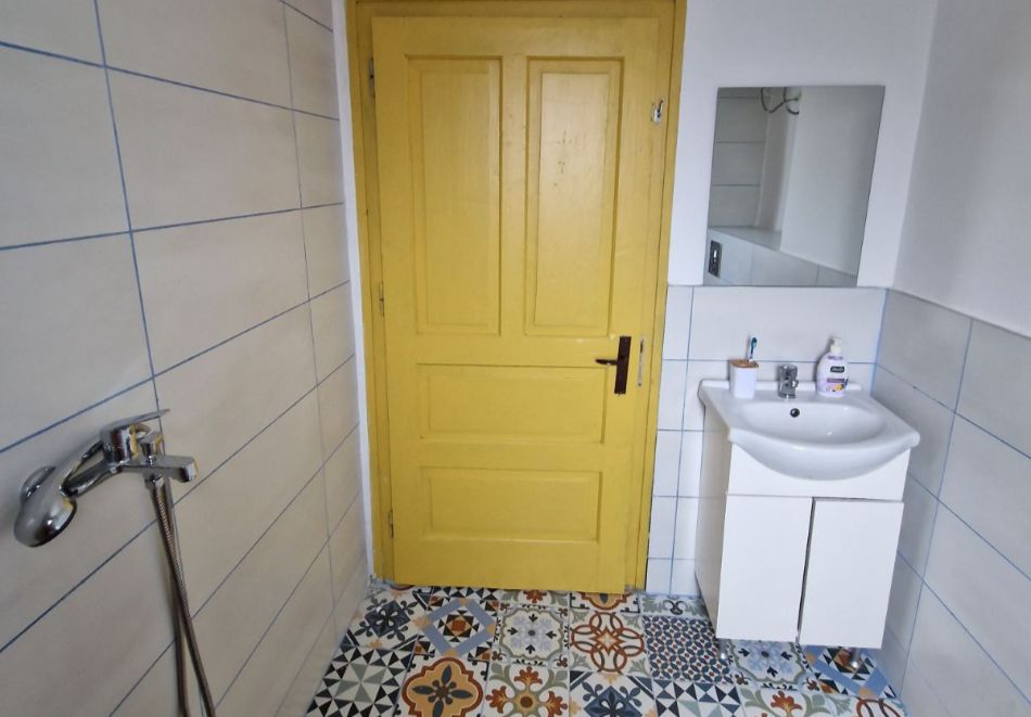 Почивка с компания в Говедарци: Нощувка в самостоятелна къща за 6 човека в Цветна къща Девияни, снимка 5