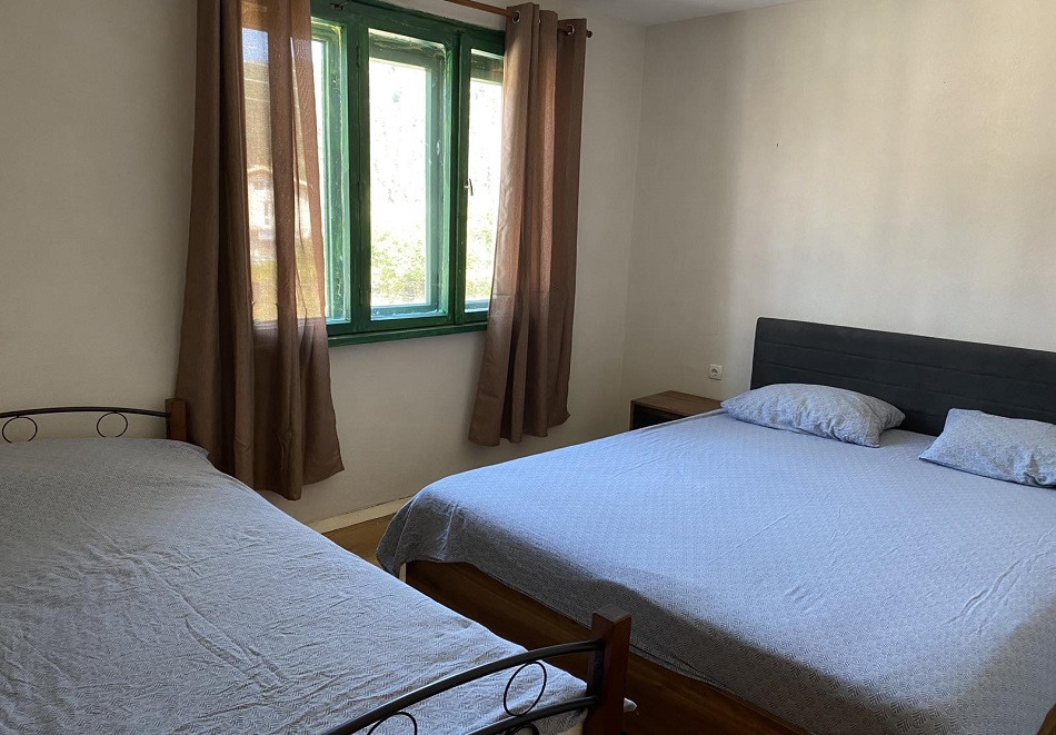 Почивка с компания в Говедарци: Нощувка в самостоятелна къща за 6 човека в Цветна къща Девияни, снимка 11