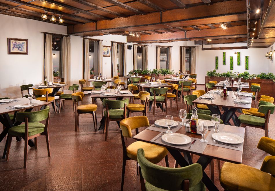 Делник в Чифлика: Нощувка за двама със закуска и вечеря + 2 минерални басейна и релакс зона в обновения хотел Алфарезорт Палас****, снимка 2