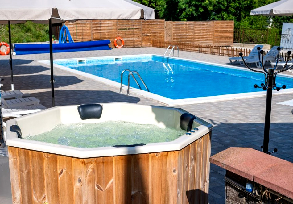 3-ти март до Тревненски балкан: 3 нощувки за ДВАМА със закуски и вечери + външно джакузи и сауна от Комплекс Асеневци ***, с. Царева ливада, снимка 5