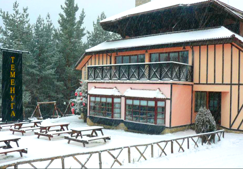 Нова година в Паничище! 2 или 3 нощувки на човек със закуски и вечери, едната Празнична с DJ парти от хотел Теменуга, снимка 2